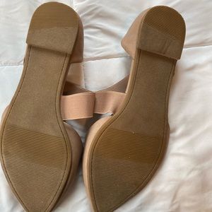 Nude strechy strap flats